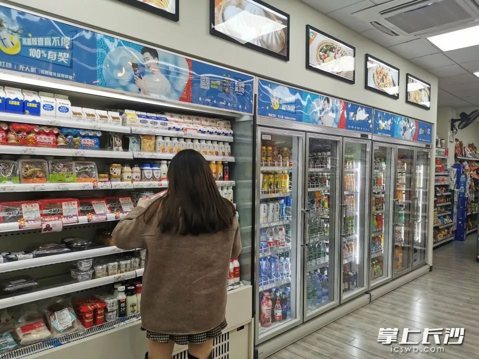 小時便利店里盒飯拌面等鮮食商品受歡迎長沙晚報全媒體記者劉捷萍攝
